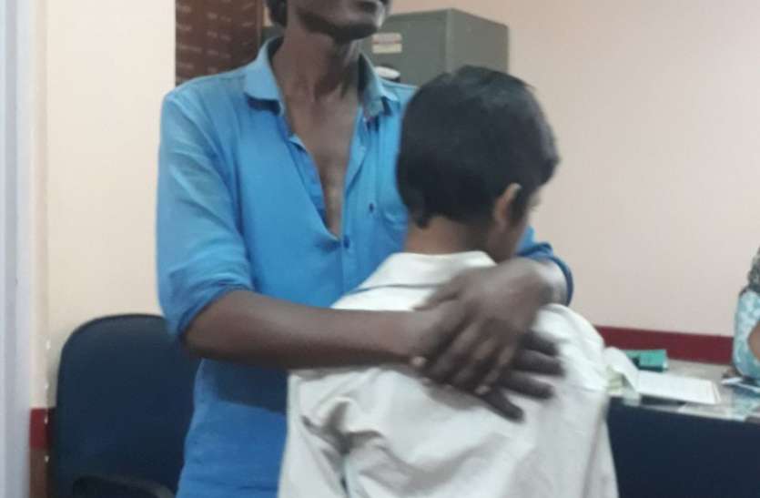 ऐसे भी होते है मां-बाप, बच्चे को जन्म देकर भूले, जिंदगी के 8 साल ने मासूम को बना दिया ‘मुसाफिर’ ऐसे भी होते है मां-बाप, बच्चे को जन्म देकर भूले, जिंदगी के 8 साल ने मासूम को बना दिया ‘मुसाफिर’