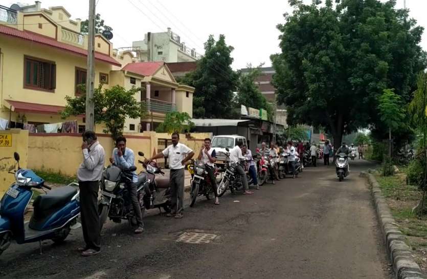 Ahmedabad News: अहमदाबाद में पीयूसी लेने के लिए लंबी लाइन, तीन घंटे तक इंतजार Ahmedabad News: अहमदाबाद में पीयूसी लेने के लिए लंबी लाइन, तीन घंटे तक इंतजार