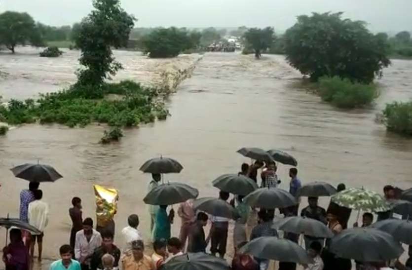 heavy rain in pratapgarh प्रतापगढ़ में मूसलाधार बारिश का दौर जारी, कई नदी-नाले उफान पर, कई मार्ग बंद