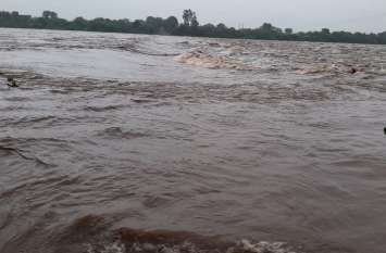 heavy rain High alert in banswara Current weather today बांसवाड़ा में भारी बारिश के बाद हाई अलर्ट जारी, पुलिस और प्रशासन सतर्क, एसडीआरएफ की दो टीमें और बुलाई