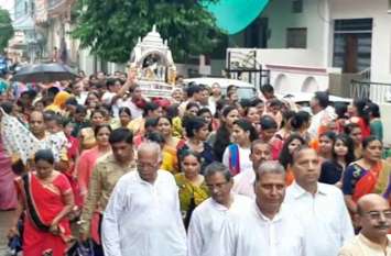 Rathotsav at the conclusion of Paryushan festival in Banswara बांसवाड़ा : गंधकुटी में बिराजित कर निकाली भगवान की शोभायात्रा, मूसलाधार बारिश में भी जमकर खनकाए डांडिए