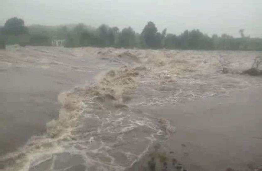 Weather Latest News Ratlam, Madhya Pradesh VIDEO मध्यप्रदेश के रतलाम में तालाब फूटा, मकान गिरा, एक महिला की मौत