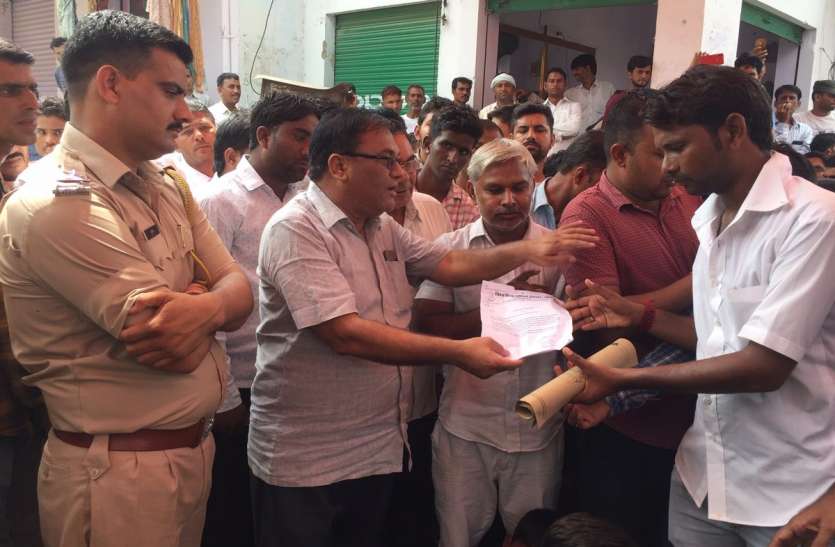 ओवरलोड वाहनों के विरोध में लगाया जाम ओवरलोड वाहनों के विरोध में लगाया जाम
