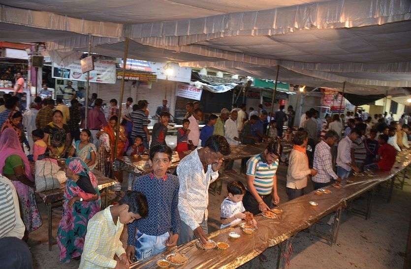 कहां पर हजारों लोगों ने पाया पूड़ी-सब्जी का महाप्रसाद कहां पर हजारों लोगों ने पाया पूड़ी-सब्जी का महाप्रसाद