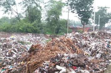 City garbage being dumped in the middle township, residents are in bad बीच बस्ती में डंप किया जा रहा शहर का कचरा, रहवासियों का बुराहाल