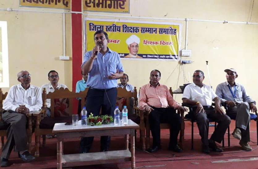 Conduct practical classes in high school and higher secondary schools हाईस्कूल एवं हायर सेकेंडरी स्कूलों में प्रायोगिक कक्षाएं अनिवार्य रूप से संचालित करें