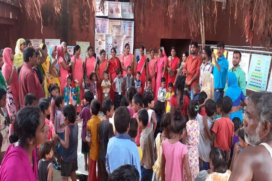 नशा व कुपोषण के खिलाफ शपथ लेती महिलाएं व बच्चे