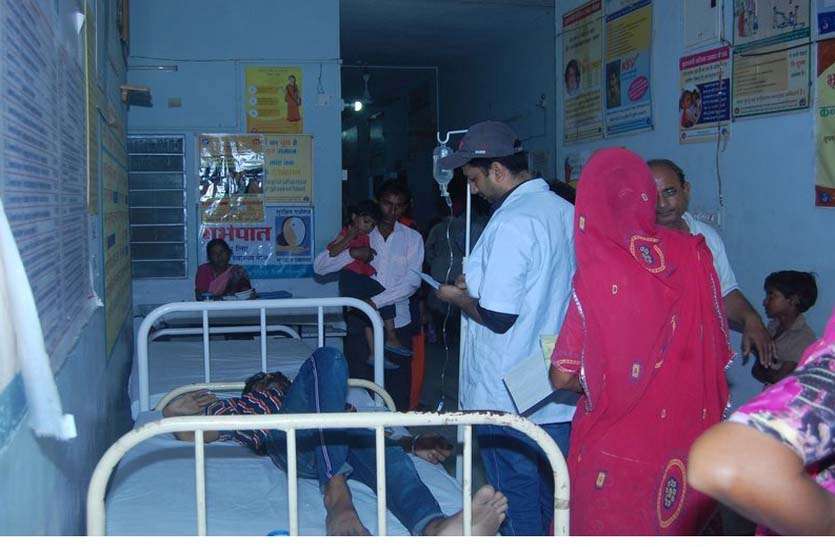उपचार के लिए कतार में खड़ा मरीज गश खाकर गिरा उपचार के लिए कतार में खड़ा मरीज गश खाकर गिरा