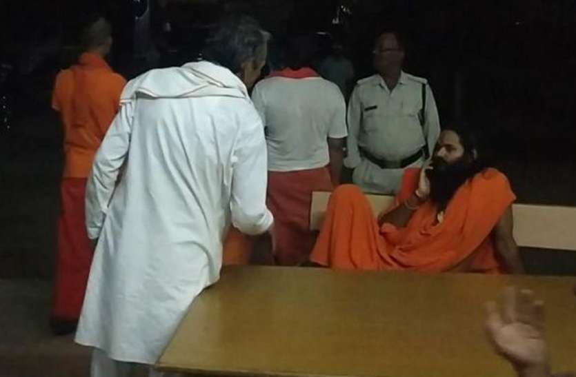 Baba's luxury car collides with the vehicle of the electricity company, high voltage drama in the police station विद्युत कंपनी के वाहन से टकराई बाबा की लग्जरी कार, थाने में हाइवोल्टेज ड्रामा