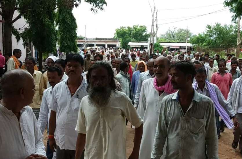 The farmers agitated चंदेली तालाबों को भरने किसानों ने किया आंदोलन