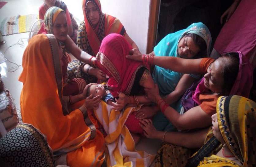 Vaccination मासूम को लगाया इंजेक्शन, बुखार आया और हो गई मौत