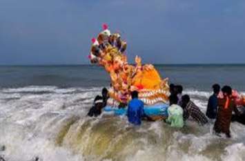 Bappa farewell with damp eyes लोग नाच रहे थे और रो भी रहे थे