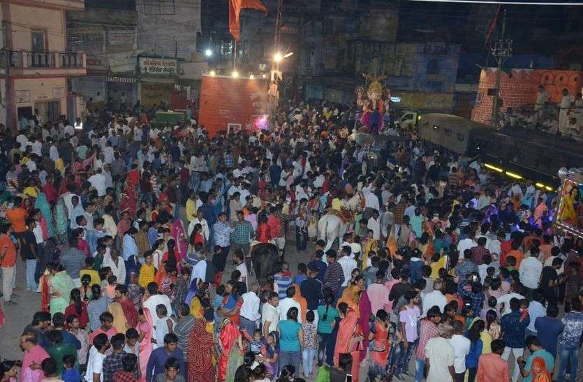 भक्तों का उमड़ा सैलाब, हर तरफ गणपति बप्पा की धूम भक्तों का उमड़ा सैलाब, हर तरफ गणपति बप्पा की धूम