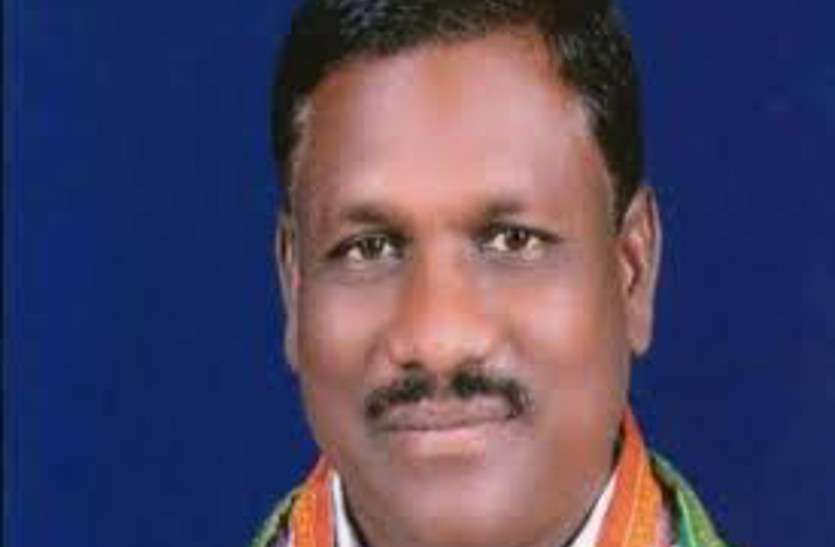 कांग्रेसी विधायक बोले- शिक्षामंत्री को भाजपा के लोगों ने कर लिया है हाईजैक, मंत्री ने कहा- दे दीजिए मुबारकबाद Video: कांग्रेसी विधायक बोले- शिक्षामंत्री को भाजपा के लोगों ने कर लिया है हाईजैक, मंत्री ने कहा- दे दीजिए मुबारकबाद