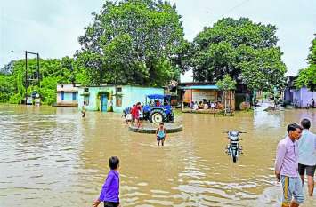 rain in district : Water infiltrated in homes here, normal life was di rain in district : यहां घरों में घुसा पानी, जनजीवन बेहाल