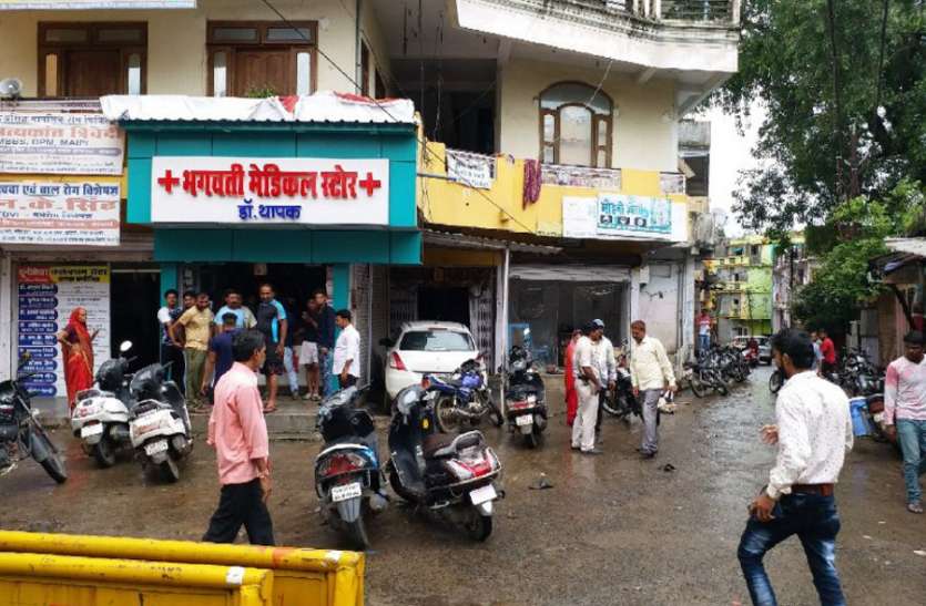 प्रेम प्रसंग में युवक ने दूसरे शहर से आकर बीच चौराह पर की ऐसी वारदात, सन्न रह गए लोग, देखें वीडियो प्रेम प्रसंग में युवक ने दूसरे शहर से आकर बीच चौराह पर की ऐसी वारदात, सन्न रह गए लोग, देखें वीडियो