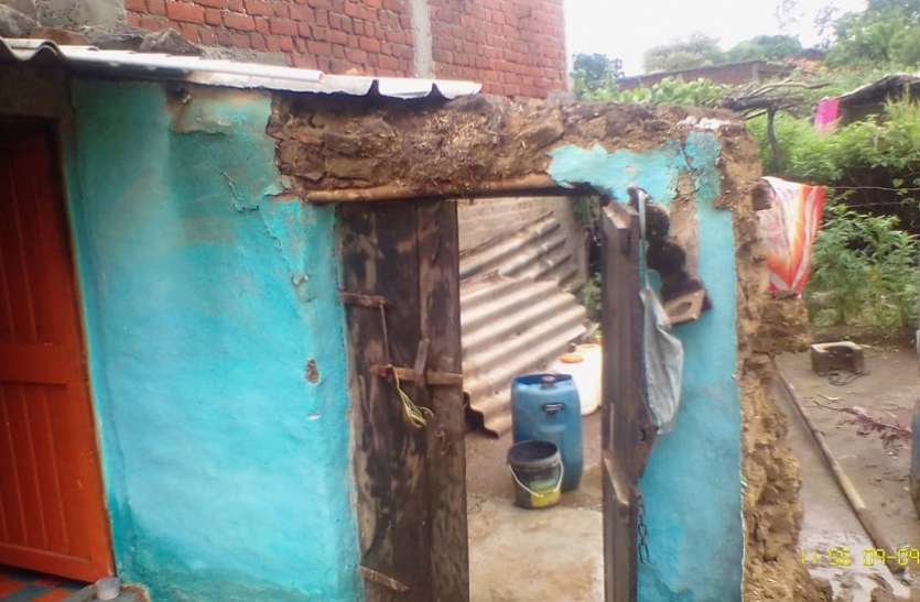 बारिश से गिरे मकान, मुआवजे की मांग बारिश से गिरे मकान, मुआवजे की मांग
