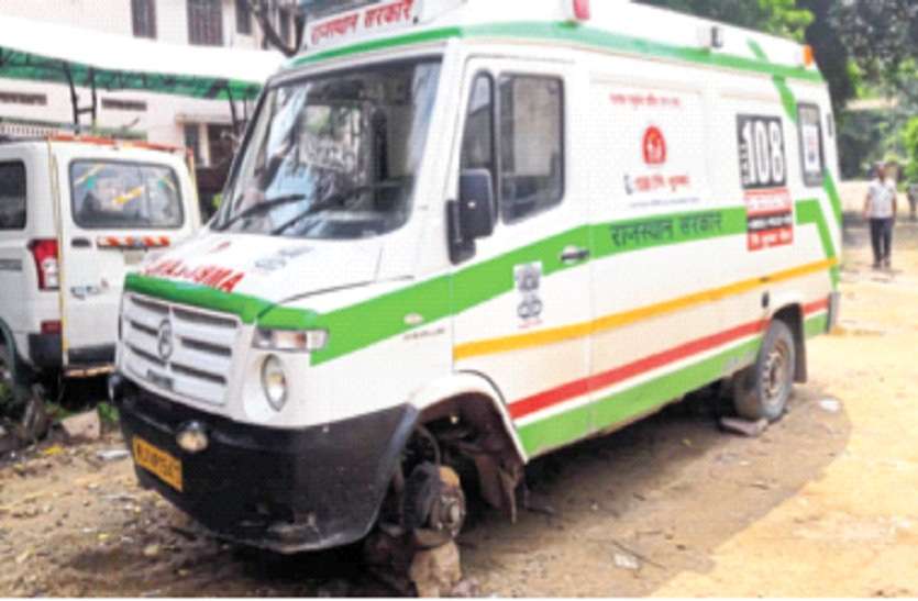 108 ambulance घायलों को अपना समझ की मदद, बचाई जिंदगियां...पुनीत काम कर लोगों के सामने पेश की मिसाल