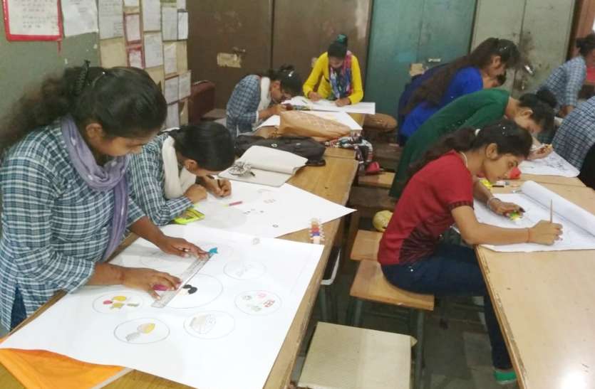 Poster competition organized at Girls College छात्राओं ने पोस्टर से बताया कैसे होती है रक्त की कमी....
