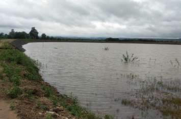 One crore pond being built in Phu Ta Dhilwar village in first rain पहली ही बारिश में फू टा ढिलवार गांव में बन रहा एक करोड़ का तालाब