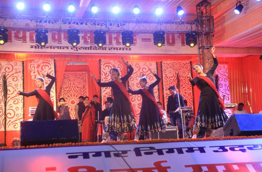 नवोदीतों की रंगारंग प्रस्तुतियों ने बांधा समां कवि सम्मेलन आज नवोदितों की रंगारंग प्रस्तुतियों ने बांधा समां कवि सम्मेलन आज
