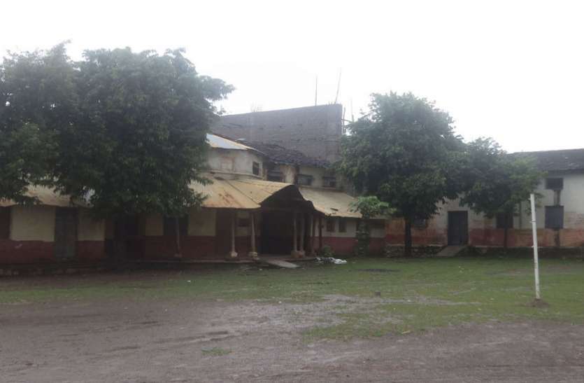 137सालaPWD not demolishing 137-year-old dilapidated building पुराने जर्जर भवन को नहीं गिरा रहा पीडब्लूडी 137साल पुराने जर्जर भवन को नहीं गिरा रहा पीडब्लूडी