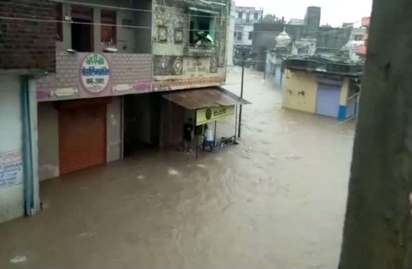 2_13.jpg भयानक बारिश से हालात खराब, मंदसौर के कई इलाके डूबे, सड़कों पर है सैलाब, गांवों में घुसा पानी