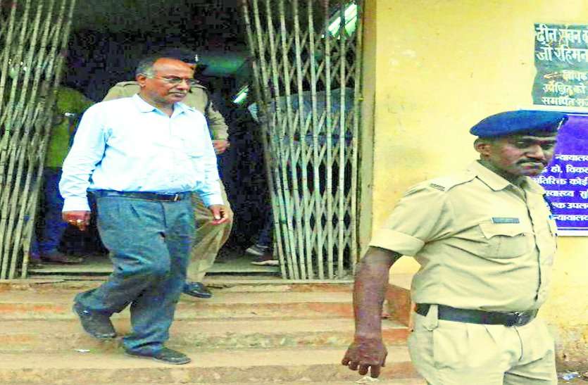 निलंबित IPS मुकेश गुप्ता को गलत तरीके से जमीन आवंटन करने वाला आरोपी सब-इंजीनियर को कोर्ट से मिली जमानत