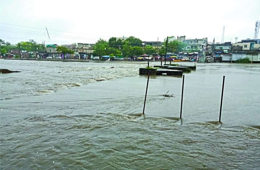 This city was divided into two parts due to continuous rain लगातार बारिश के कारण दो हिस्सों में बंट गया यह शहर