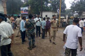 Three police personnel suspended, crime registered against four लाठी चार्ज के मामले में तीन पुलिस कर्मचारी निलंबित, चार के खिलाफ अपराध दर्ज