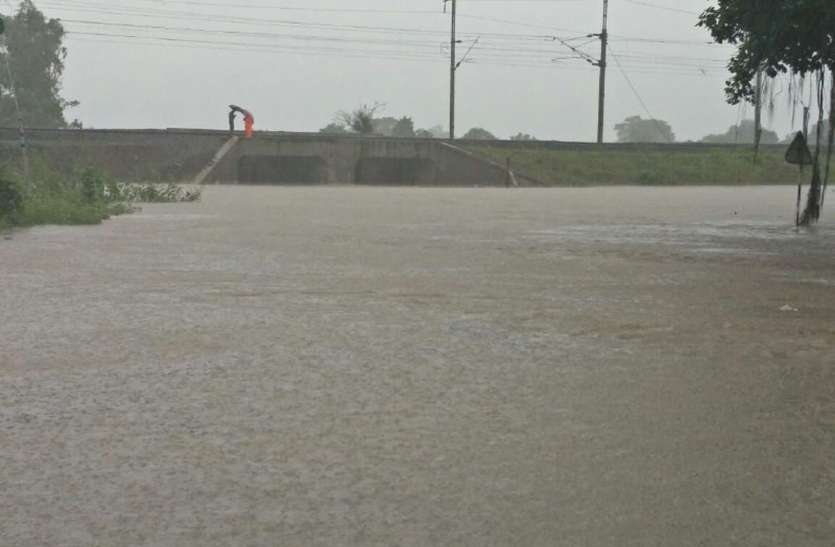 mandsaur news मंदसौर में बारिश का कहर, भगोर सहित कई गांवों में घूसा पानी