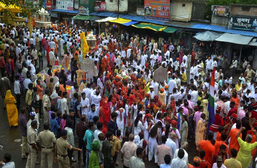 145 किलो चांदी के रथ में नगर भ्रमण पर निकले भगवान, उमड़ा श्रद्धा का जनसैलाव