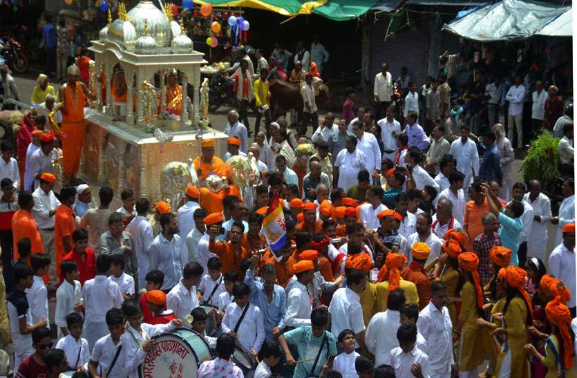 145 किलो चांदी के रथ में नगर भ्रमण पर निकले भगवान, उमड़ा श्रद्धा का जनसैलाव
