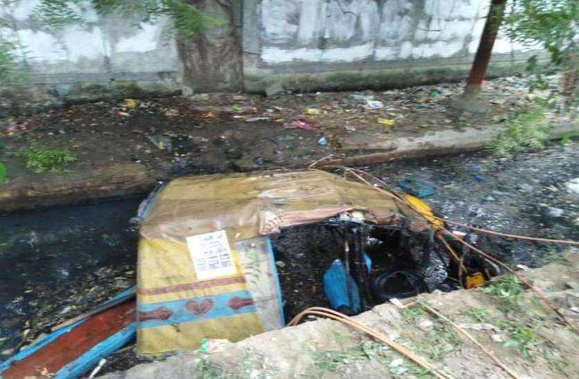 auto.jpg सवारी से भरा ऑटो नाले में गिरा, क्रेन बुलाकर निकाला गया नाला से बाहर