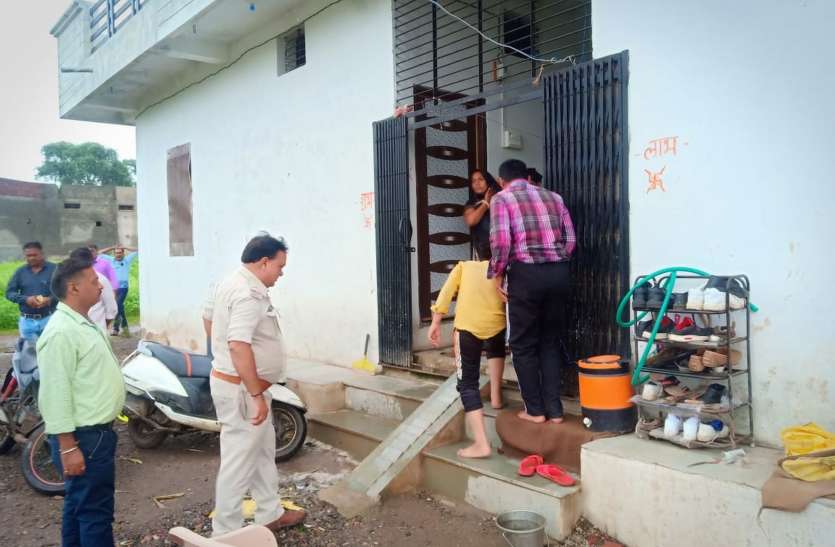 Three houses were stolen in Sendhwa तीन घरों में चोरी, मकान मालिक जागे तो पथराव कर फरार हो गए बदमाश
