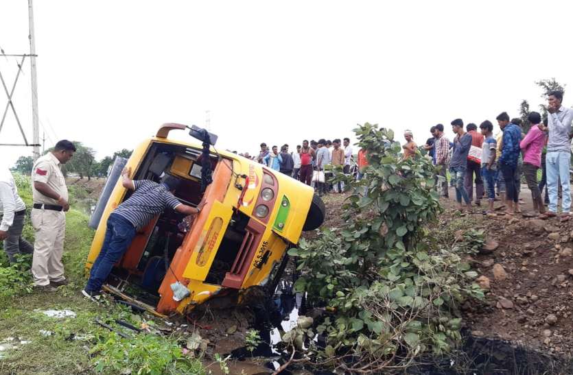 Passenger injured in bus accident असंतुलित होकर गड्ढे में पलटी बस, 17 यात्री घायल, 3 महिलाएं गंभीर