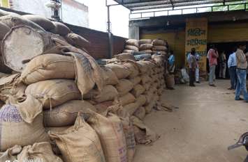 Ration, distributed, beneficiaries, merchant, bhind news, bhind news i हितग्राहियों को बांटना था राशन, पहुंचा व्यापारी के यहां