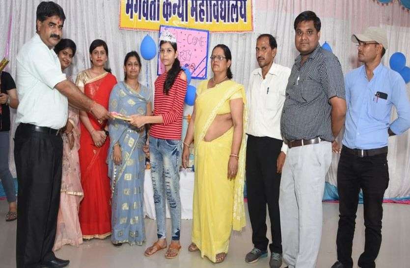 प्रस्तुतियों पर झूमी छात्राएं प्रस्तुतियों पर झूमी छात्राएं