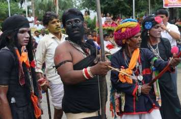 gavri performed amid rain रिमझिम के बीच खूब जमी गवरी