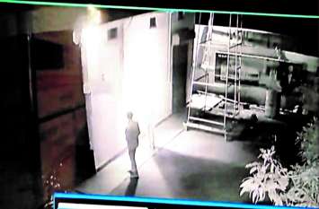 Attempt to set fire to petrol pump पेट्रोल पंप में आग लगाने का प्रयास, सीसीटीवी कैमरे में हुए कैद