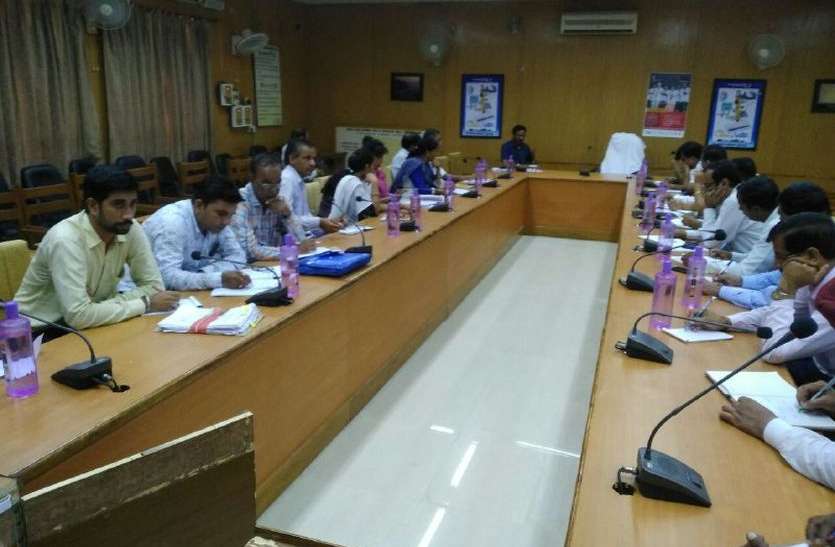 आखिर स्थगित करनी पड़ी बैठक आखिर स्थगित करनी पड़ी बैठक