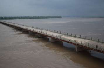dholpur chambal river water level today 14 september चम्बल नदी उफान पर, पुराना पुल छूने को बेताब, हाइअलर्ट जारी, गांवों में दौड़े अधिकारी