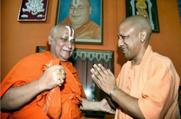 cm yogi adityanath meet with jagatguru swami rambhadracharya देश के सबसे बड़े इस संत से मिलने पहुंचे सीएम योगी
