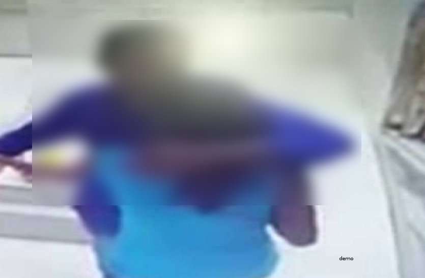 sikar news शराबी ने छात्राओं का हाथ पकड़ की शर्मनाक हरकत