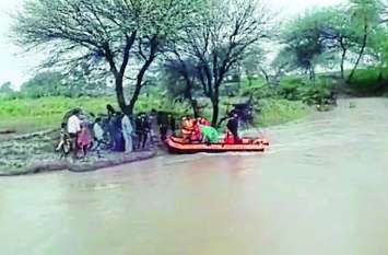 heavy rain: village become island, doctors reached in boat Heavy Rain : टापू बना गांव, राशन-दवाइयों को मोहताज हुए बीमार लोग, नाव से पहुंचे डॉक्टर