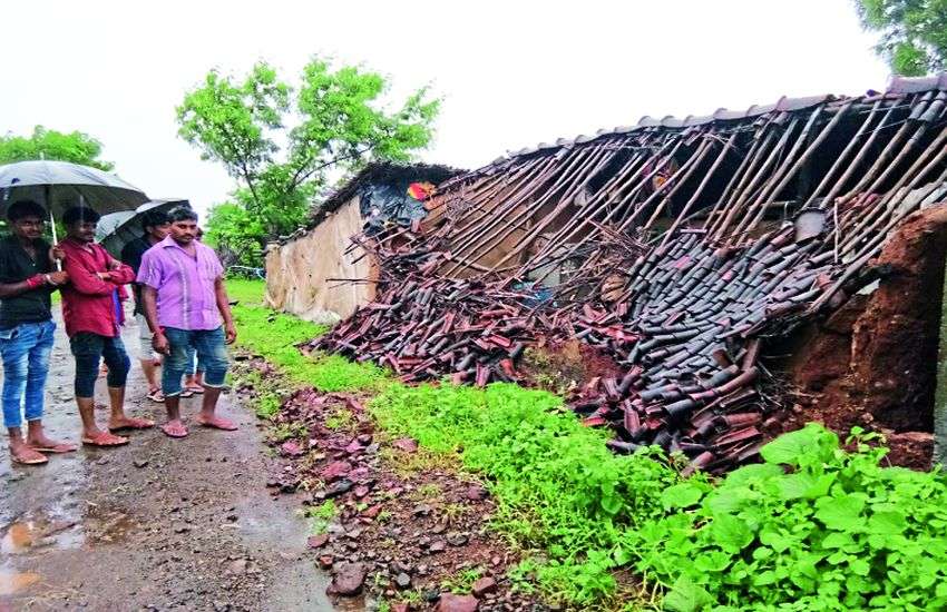 Heavy Rain : टापू बना गांव, राशन-दवाइयों को मोहताज हुए बीमार लोग, नाव से पहुंचे डॉक्टर