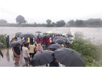 Family stuck on island in jakham river at dhariyawad, udaipur नदी के तेज बहाव के बीच टापू पर फंसे 10 लोग, नवजात बच्ची भी थी शामिल , एनडीआरएफ की टीम ने किया रेस्क्यू