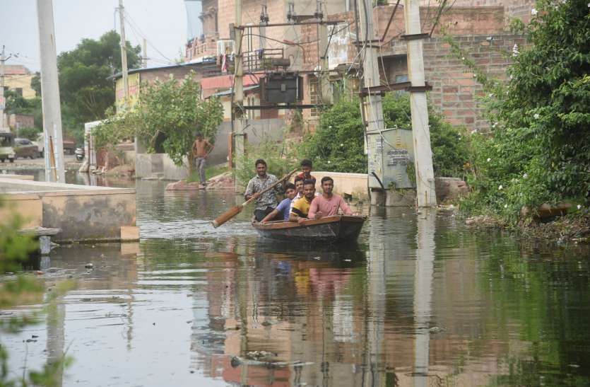 people are using the boat to go home क्षेत्र में भरा इतना पानी, लोग घर आने-जाने के लिए कर रहे नाव का उपयोग