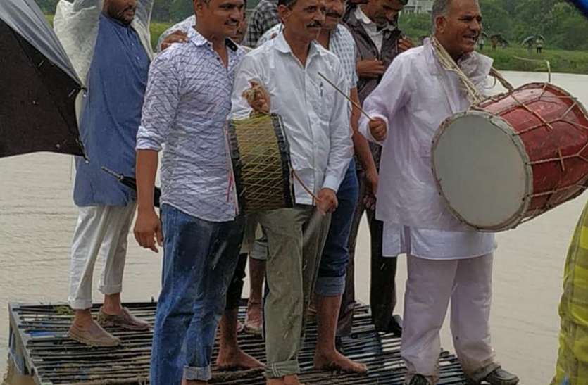 dewas जुगाड़ की नाव पर चढक़र बजाए ढोल नगाड़े ताकि जिम्मेदारों की सुस्ती टूटे