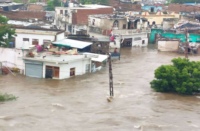 flood-1.jpg राजस्थान में फिर बाढ़ के हालात, नदियां उफनी, सैकड़ों मकान डूबे, आज कई जिलों में भारी बारिश की चेतावनी